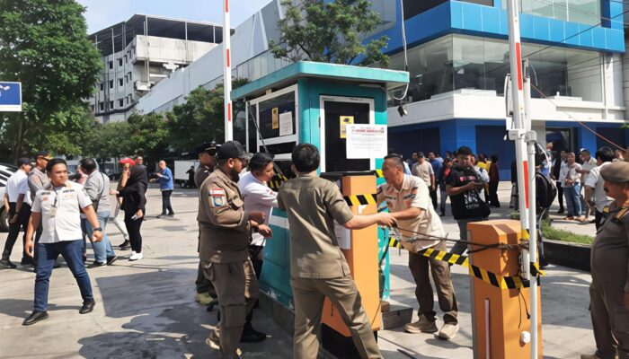 Diduga Beroperasi Tanpa Izin, Parkir Rajawali Village di Palembang Kena Segel Satpol PP