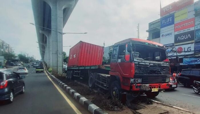 Kemacetan di KM 5 Palembang Akibat Truk Trailer Naik Trotoar, Pengguna Jalan Soroti Perwali Angkutan Barang