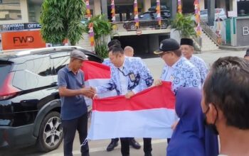 Wujud Bela Negara Non-Militer, PGRI Sum-Sel Gelar Aksi Bagikan Bendera Merah Putih