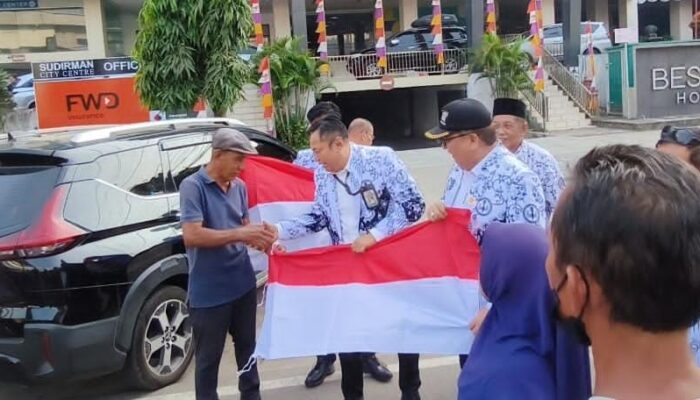 Wujud Bela Negara Non-Militer, PGRI Sum-Sel Gelar Aksi Bagikan Bendera Merah Putih