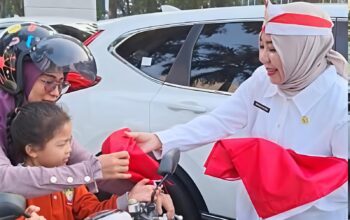 Gerakan Pembagian Bendera Merah Putih Warnai Semarak HUT RI ke-81 di Palembang