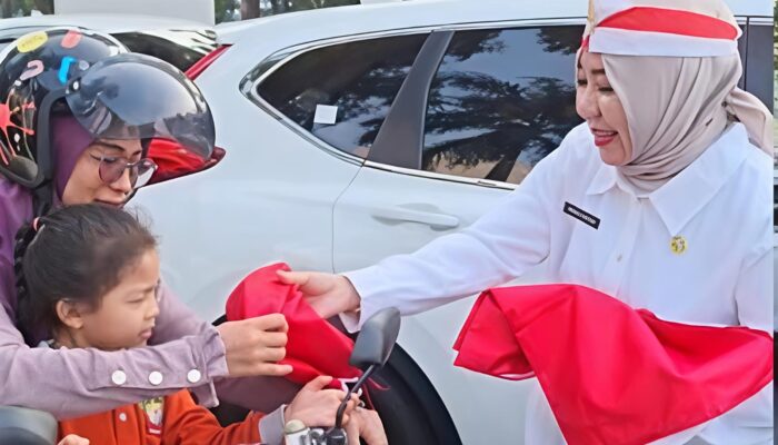 Gerakan Pembagian Bendera Merah Putih Warnai Semarak HUT RI ke-81 di Palembang
