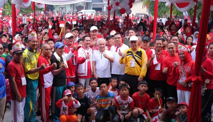 Semarak HUT RI, 1.000 Warga Komplek Pemda KM 7 Ikuti Jalan Santai Bersama Ratu Dewa
