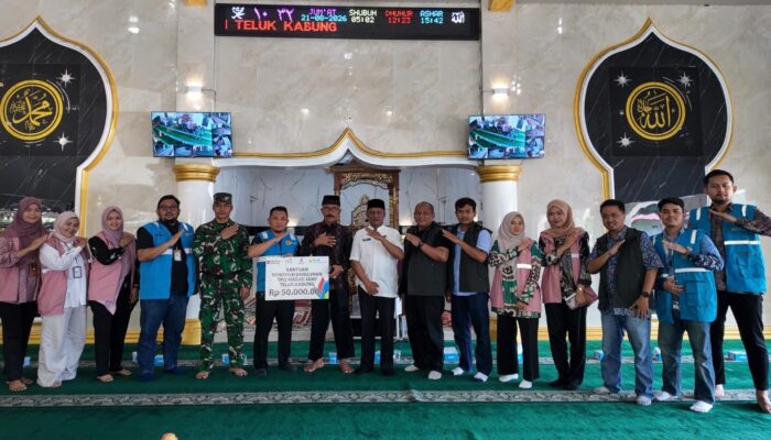 PLN Indonesia Power UBP Teluk Sirih Salurkan Bantuan Rp50 Juta untuk Renovasi TPQ Masjid Jami’ Teluk Kabung