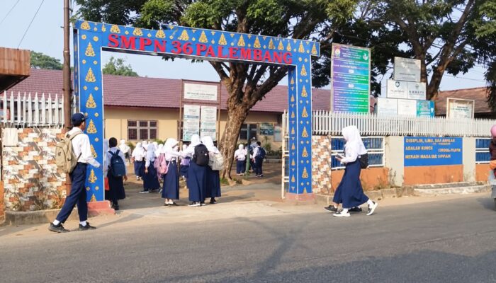 Kembali Tatap Muka, Siswa SMPN 36 Palembang Tetap Kenakan Masker